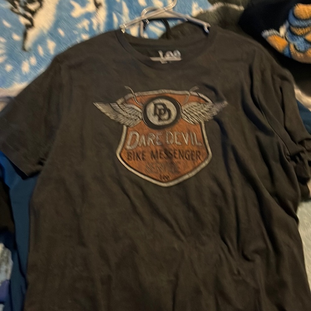 Men’s size large lee tee